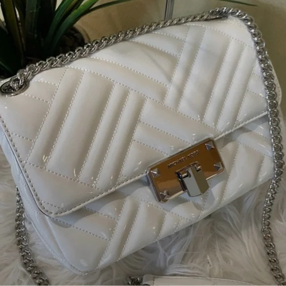 Elegant Michael Kors White Quilted Shoulder Bag - Picture 13 of 16